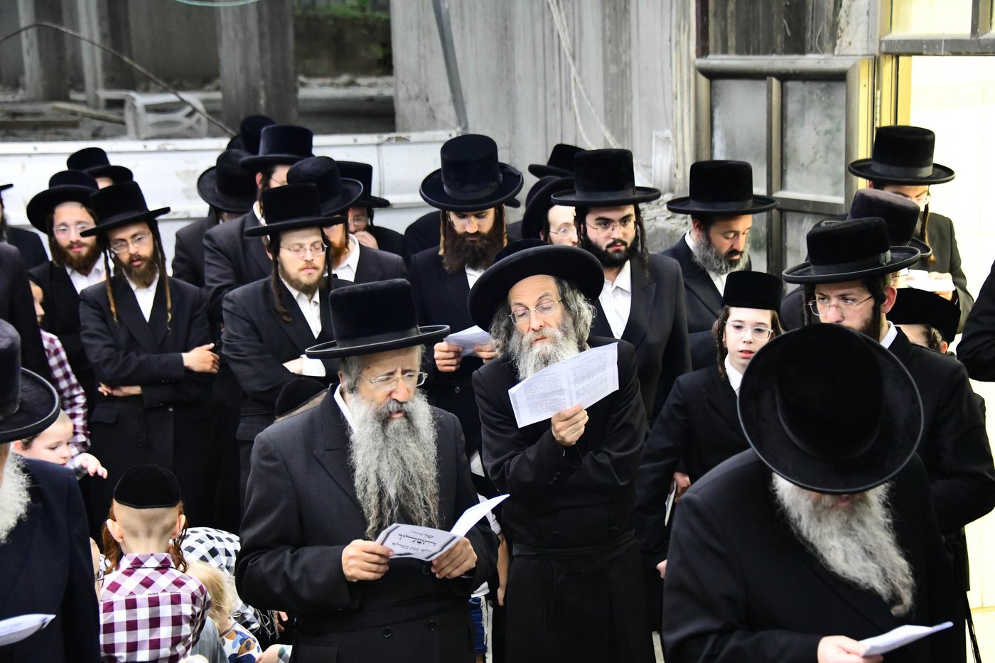 הגה"צ רבי אלימלך בידרמן שליט"א באמירת תשליך | צילום: שוקי לרר