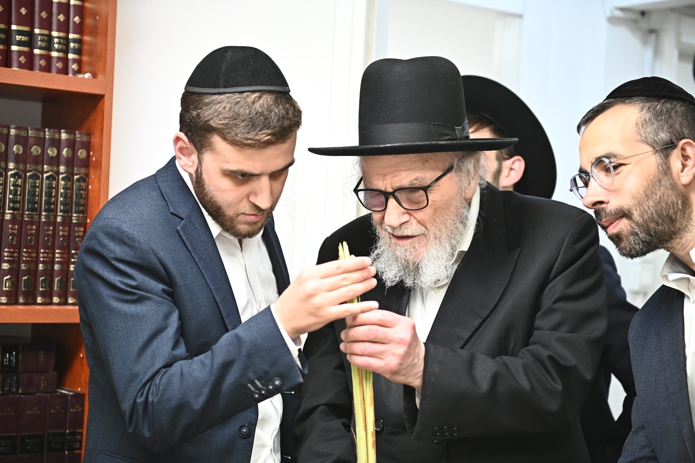 הגאון רבי משה הלל הירש שליט"א בבדיקת הלולבים