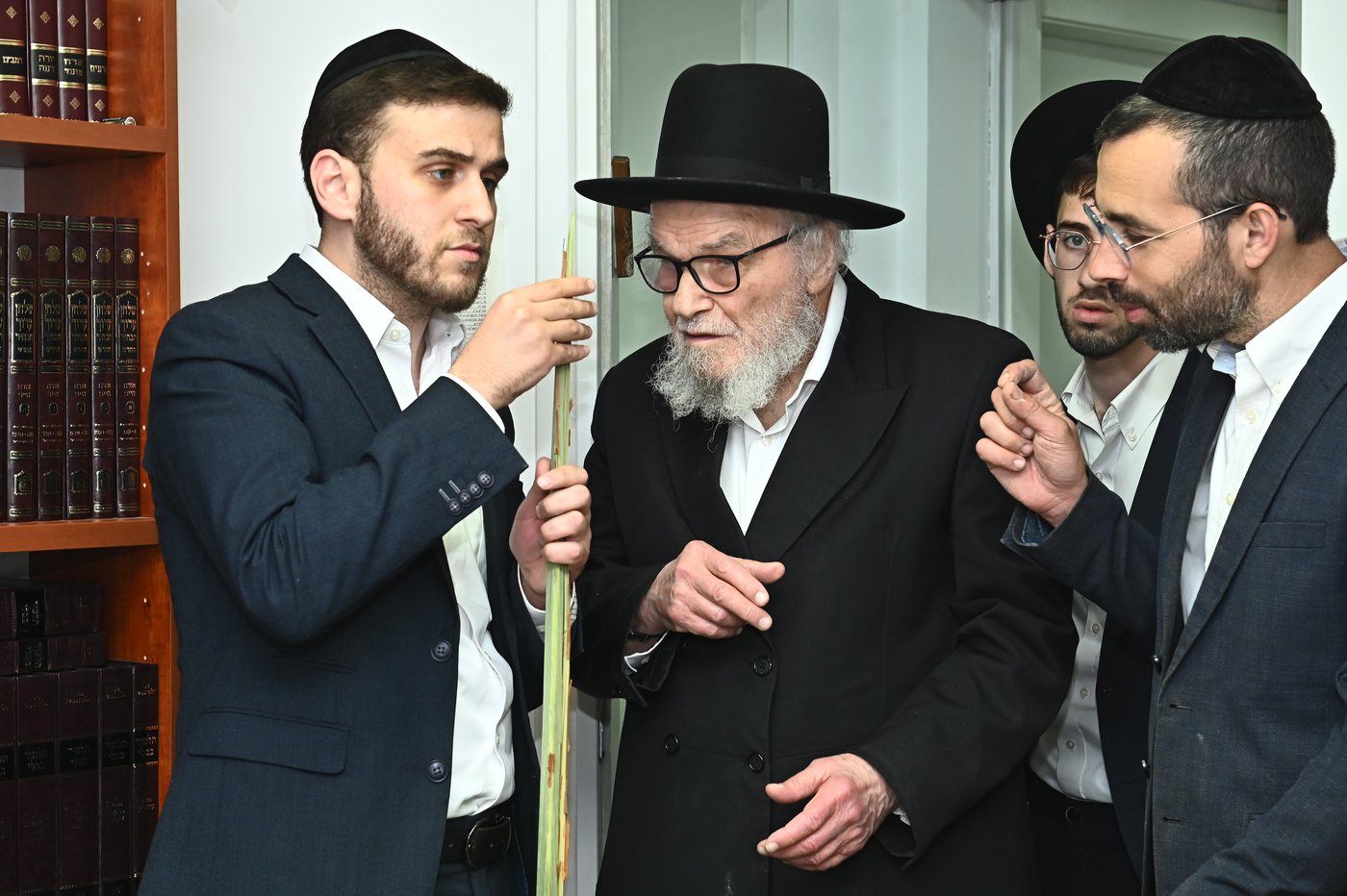 הגאון רבי משה הלל הירש שליט"א בבדיקת הלולבים