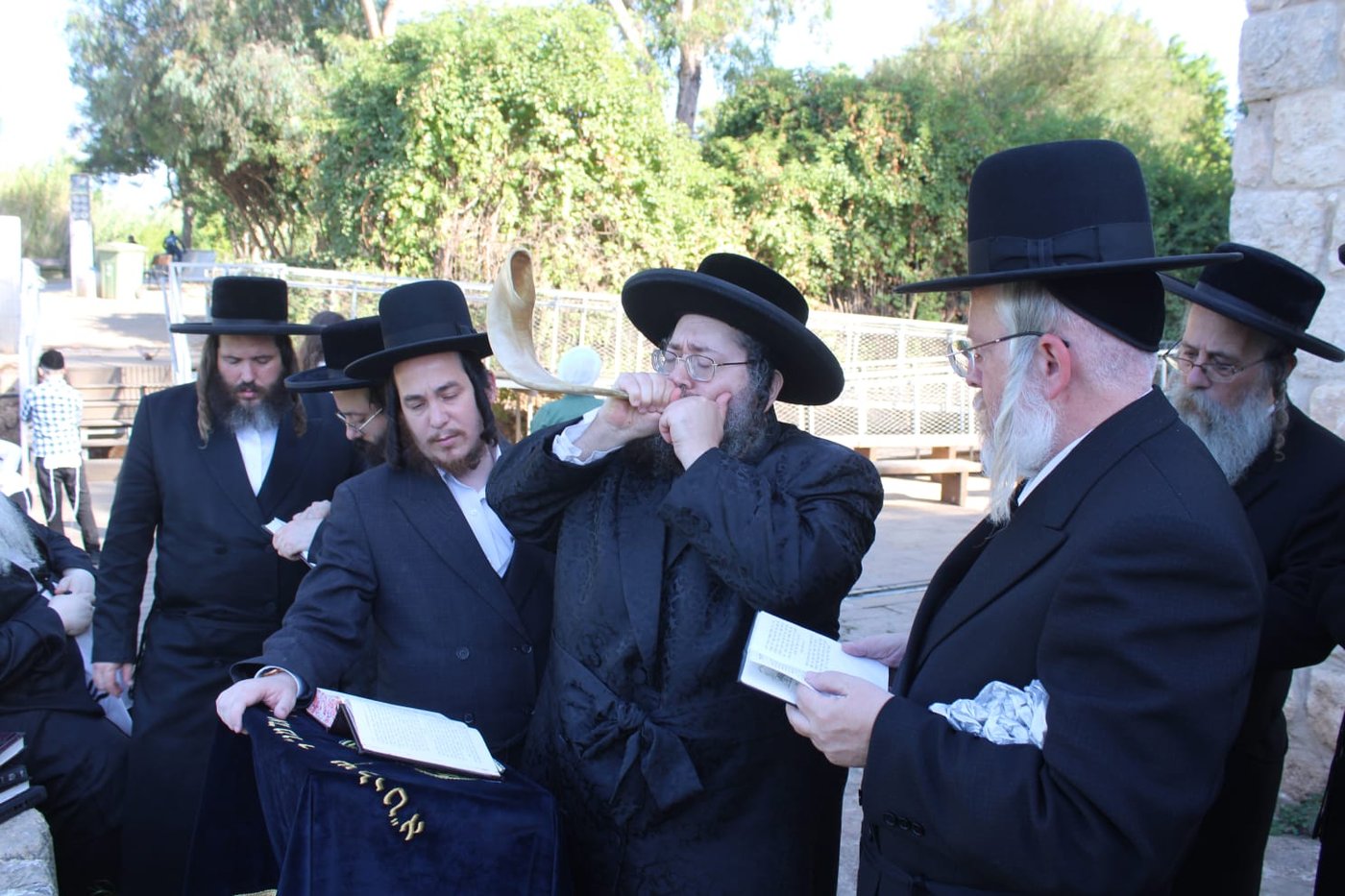האדמו"ר מצאנז ז'מיגראד שליט"א בתשליך