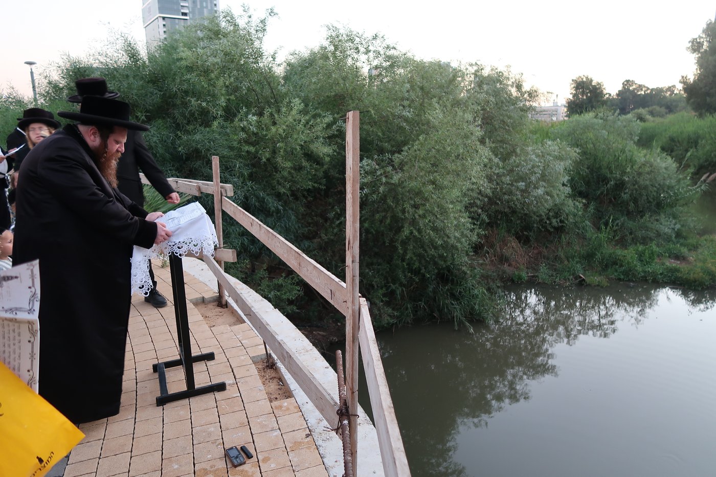 האדמו"ר ממיאלען שליט"א בתשליך | צילום: י. פריד