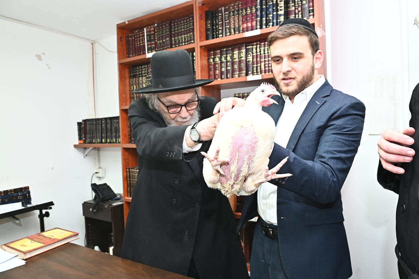 הגאון רבי משה הלל הירש שליט"א במנהג הכפרות