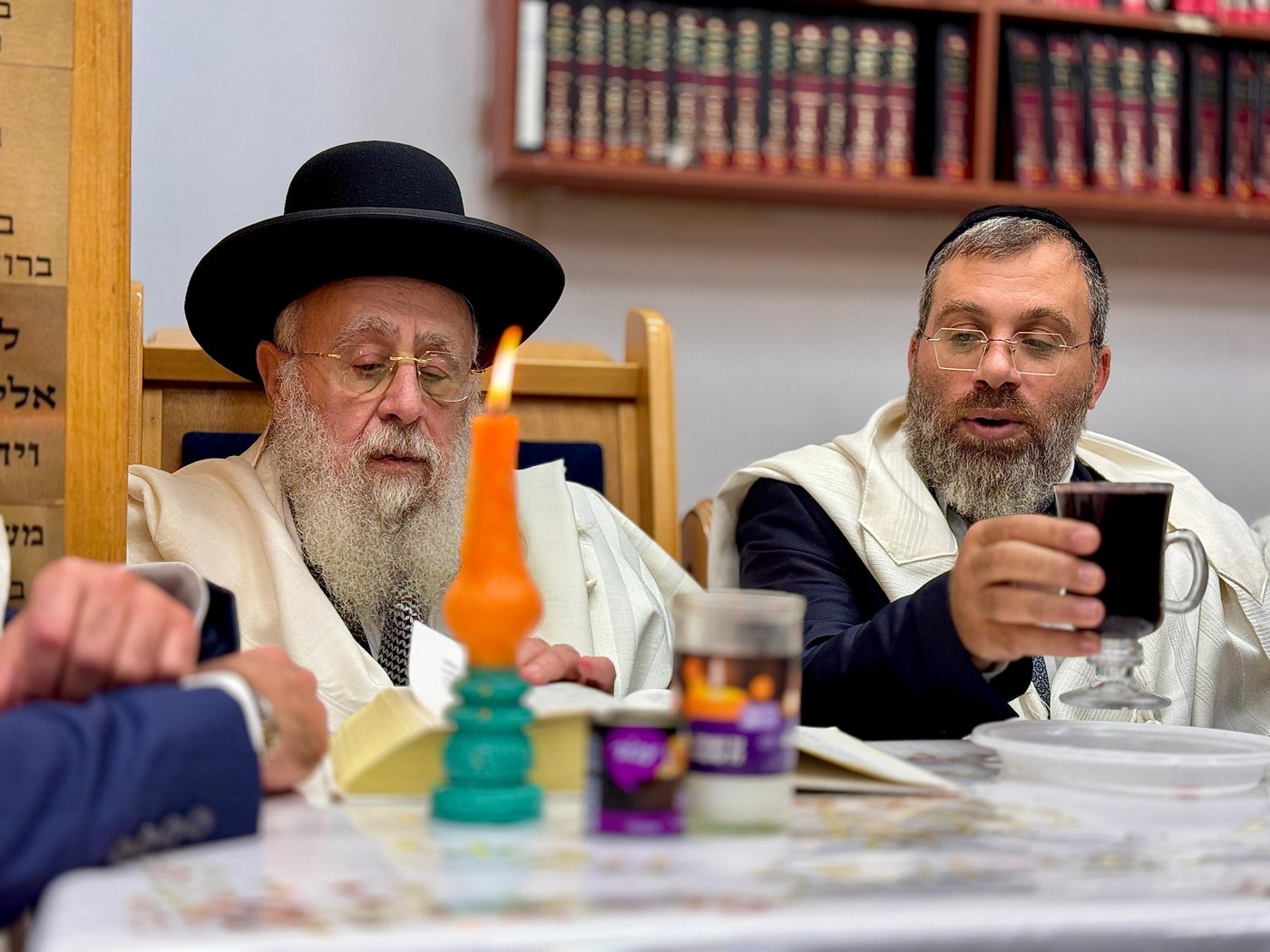 הראש"ל הגר"י יוסף בברכת הלבנה במוצאי יום כיפור