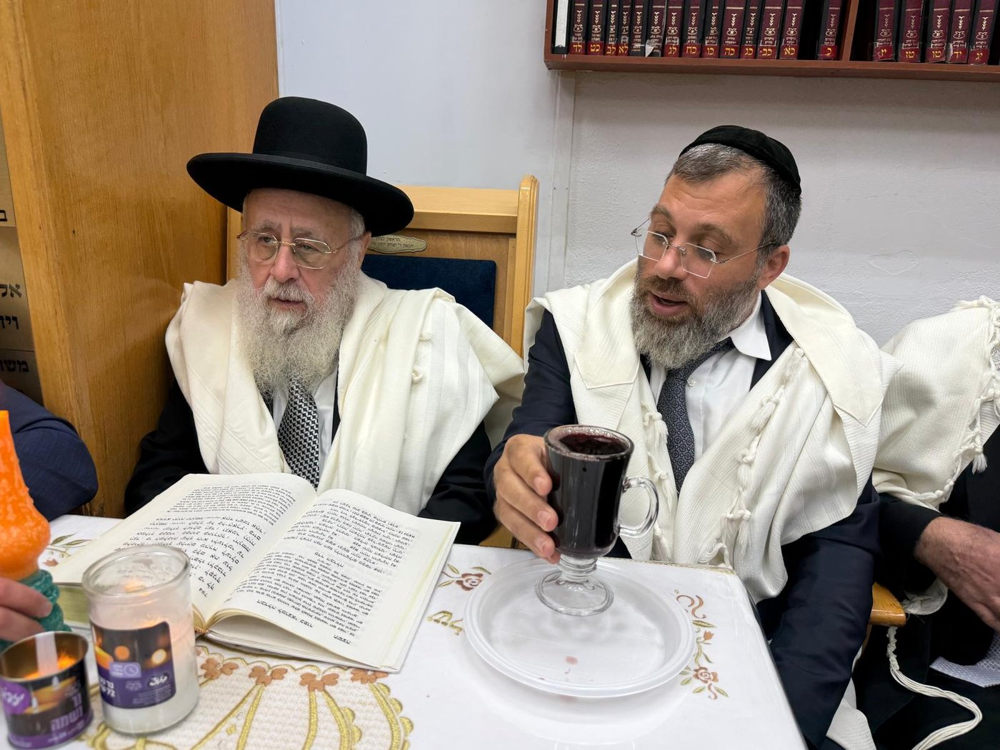 הראש"ל הגר"י יוסף בברכת הלבנה במוצאי יום כיפור