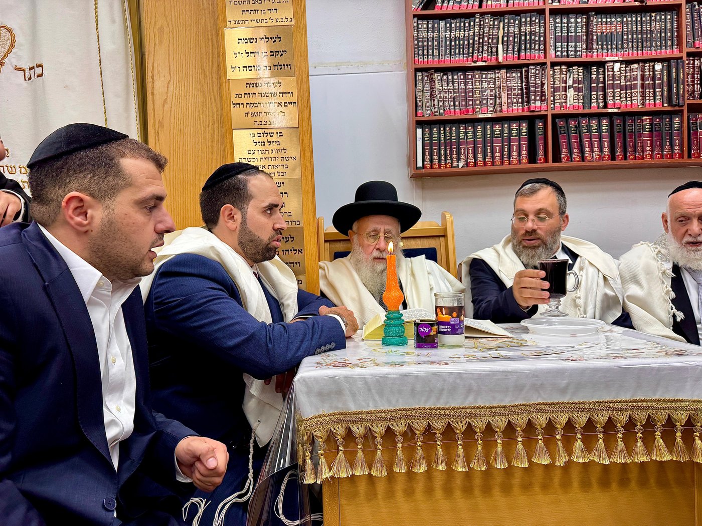 הראש"ל הגר"י יוסף בברכת הלבנה במוצאי יום כיפור