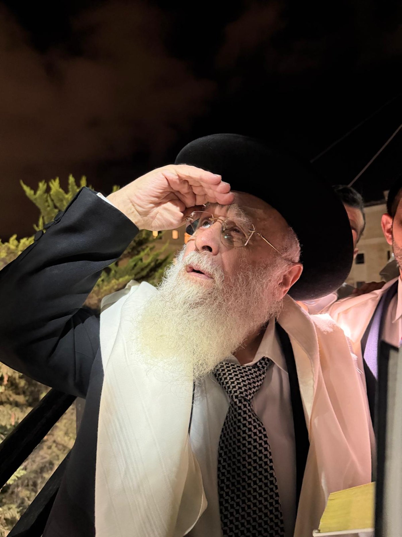 הראש"ל הגר"י יוסף בברכת הלבנה במוצאי יום כיפור
