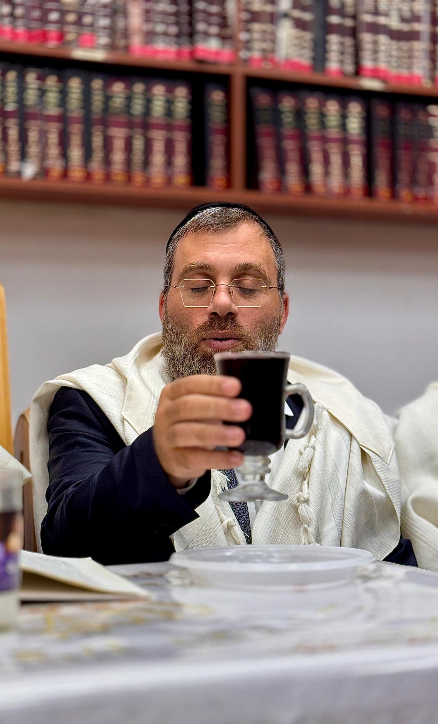 הראש"ל הגר"י יוסף בברכת הלבנה במוצאי יום כיפור