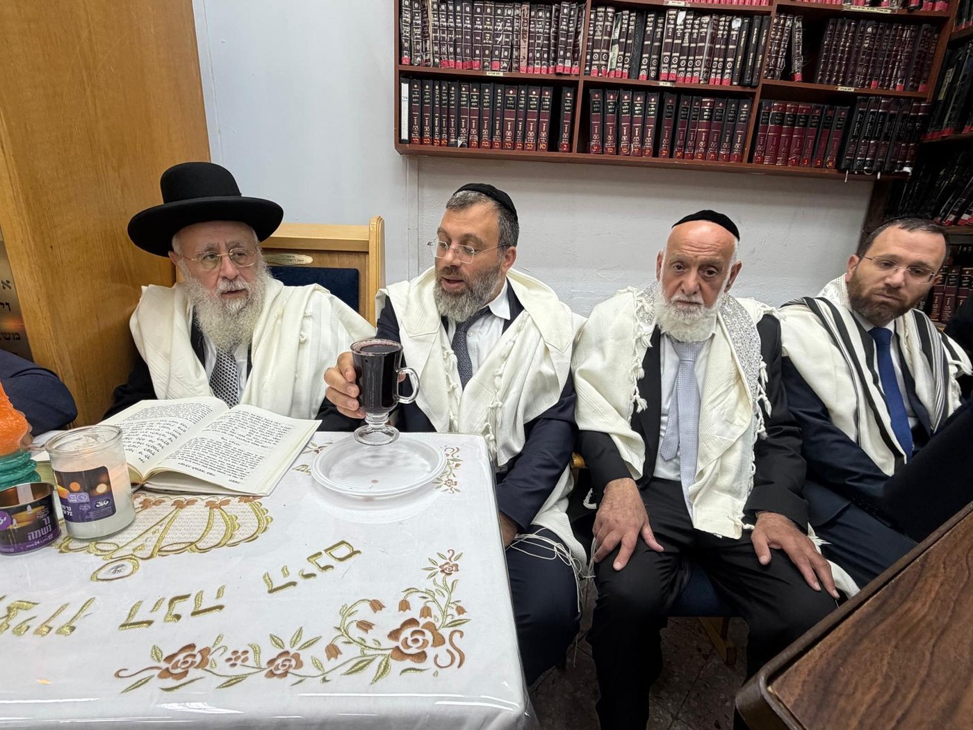 הראש"ל הגר"י יוסף בברכת הלבנה במוצאי יום כיפור