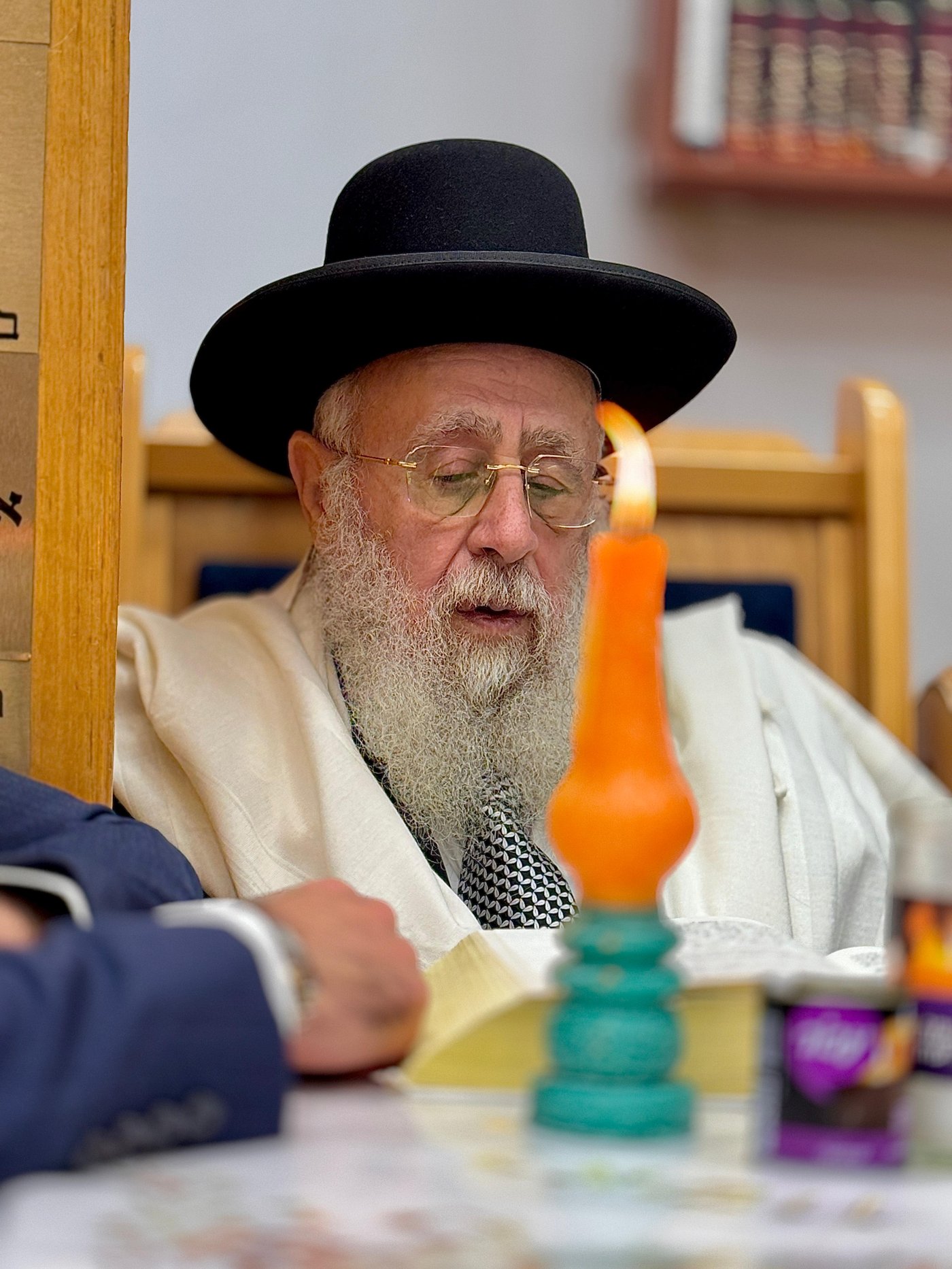 הראש"ל הגר"י יוסף בברכת הלבנה במוצאי יום כיפור