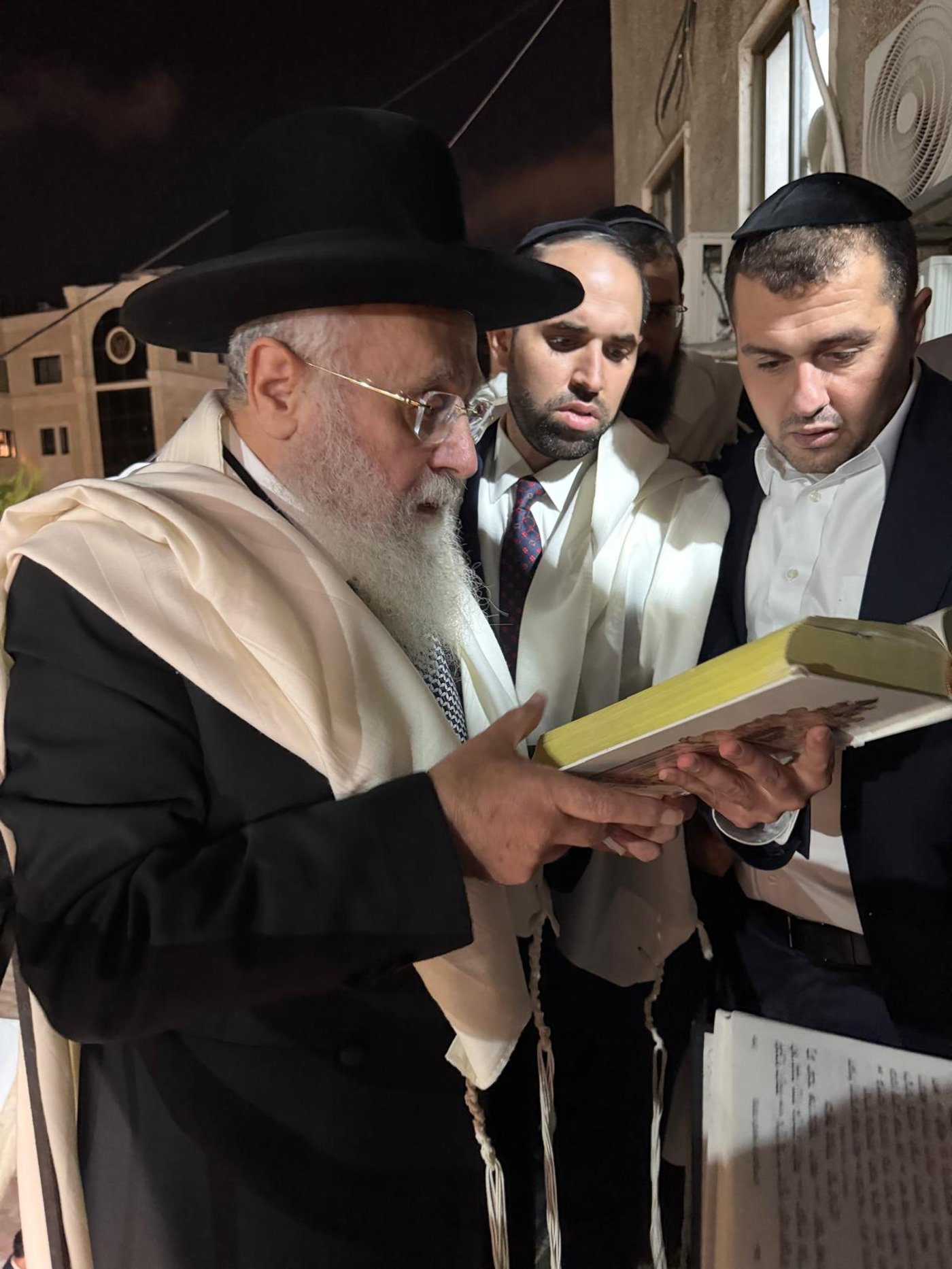 הראש"ל הגר"י יוסף בברכת הלבנה במוצאי יום כיפור