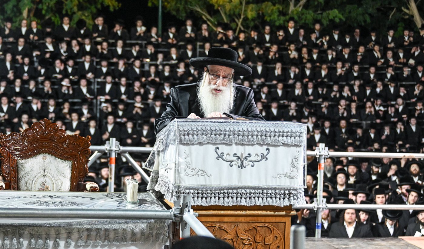 האדמו"ר מצאנז במנהג כפרות | צילום: משה גולדשטיין