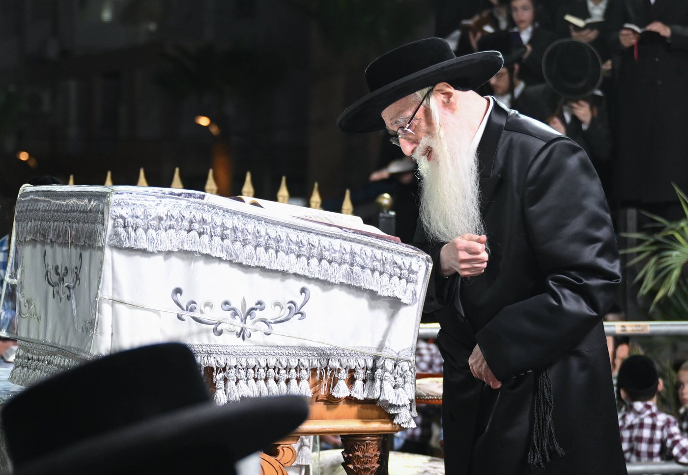 האדמו"ר מצאנז במנהג כפרות | צילום: משה גולדשטיין