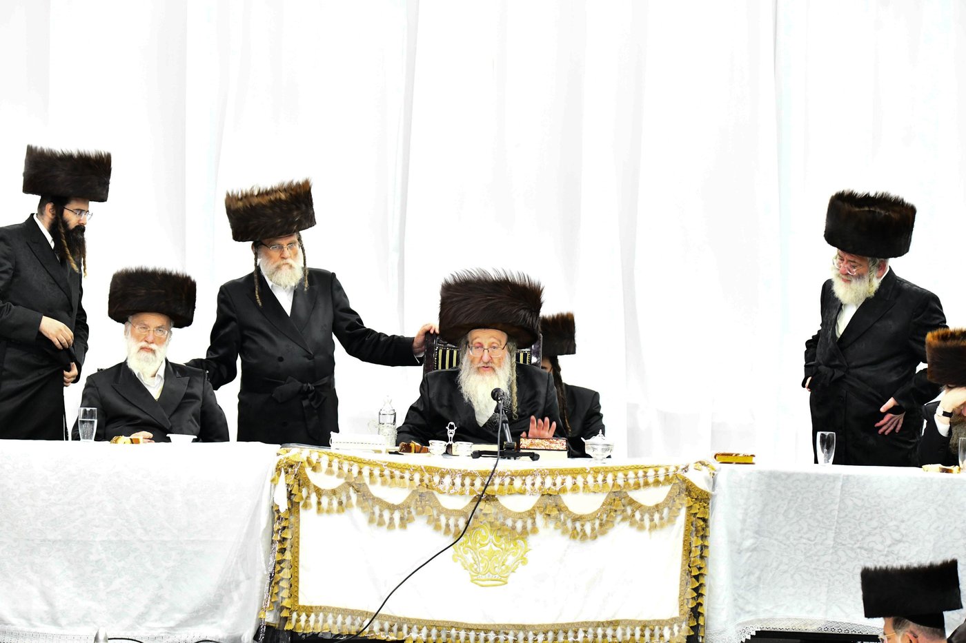 מוצאי יום הכיפורים בחצר הקודש ביאלה