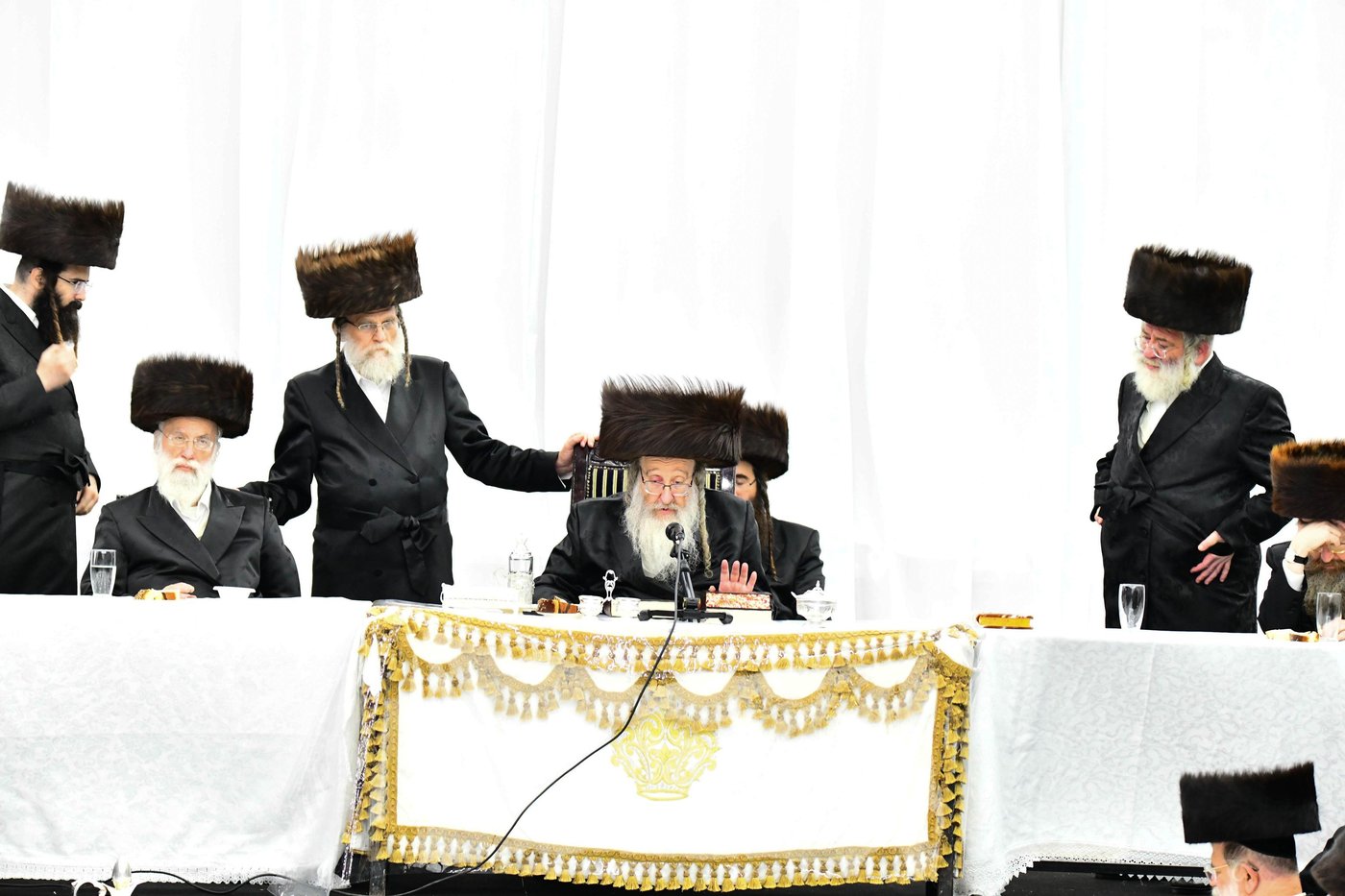 מוצאי יום הכיפורים בחצר הקודש ביאלה