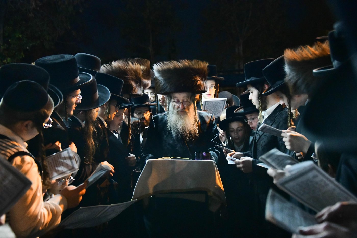 מוצאי יום הכיפורים בחצר הקודש ביאלה