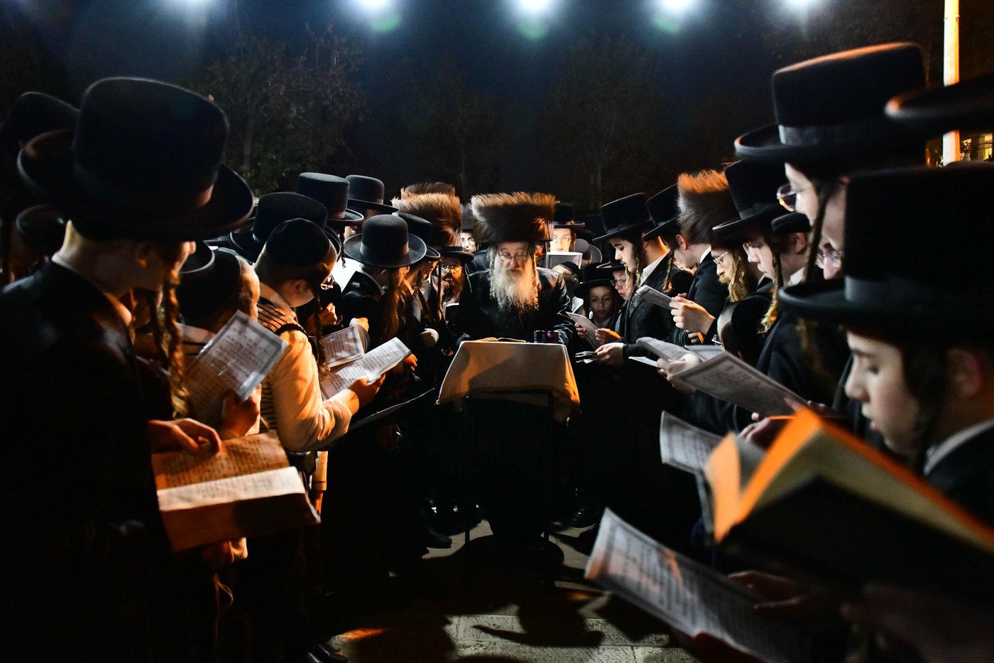 מוצאי יום הכיפורים בחצר הקודש ביאלה