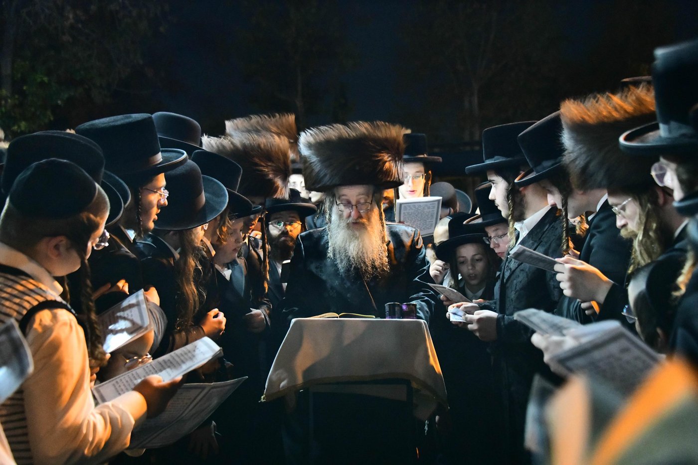 מוצאי יום הכיפורים בחצר הקודש ביאלה