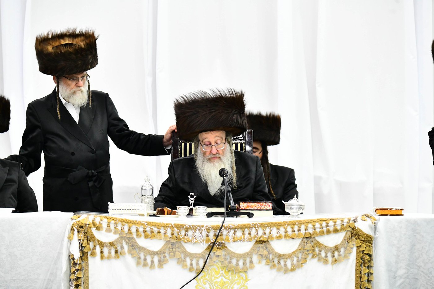 מוצאי יום הכיפורים בחצר הקודש ביאלה