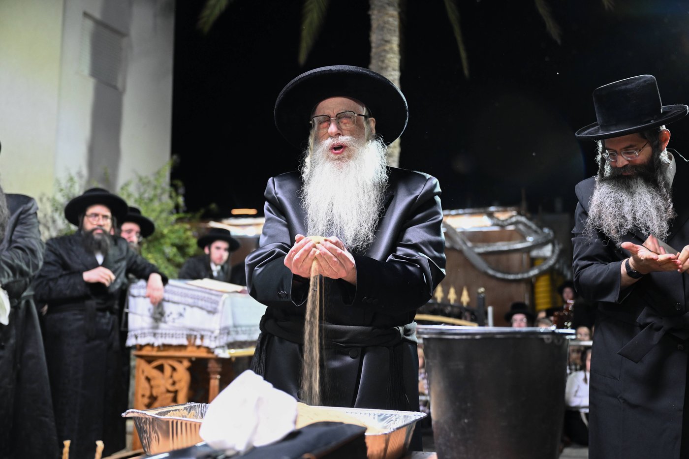 האדמו"ר מצאנז במנהג כפרות | צילום: משה גולדשטיין