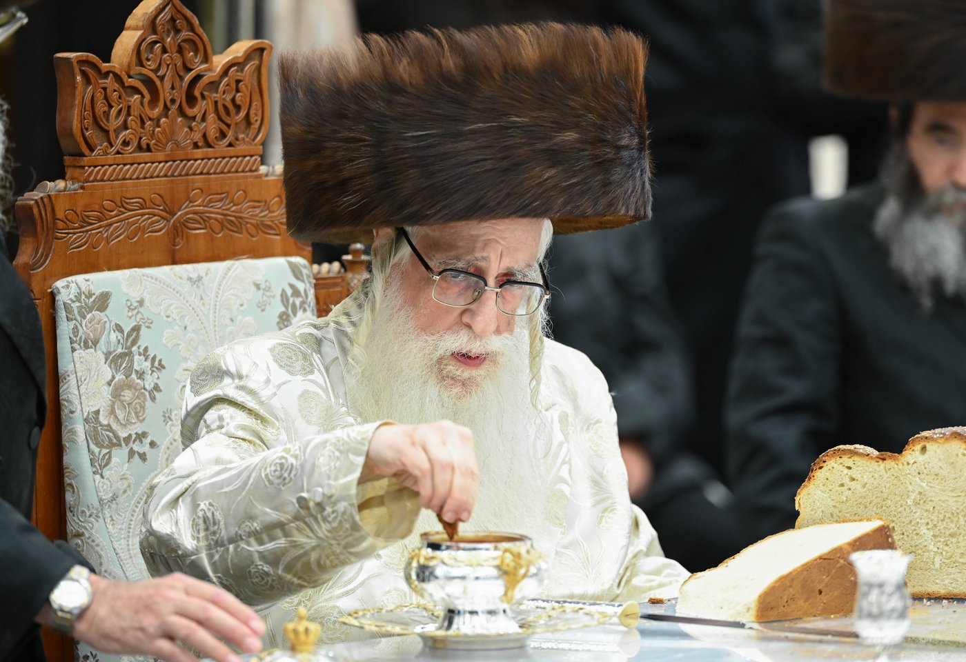 האדמו"ר מצאנז בטיש ערב יום כיפור | צילום: משה גולדשטיין