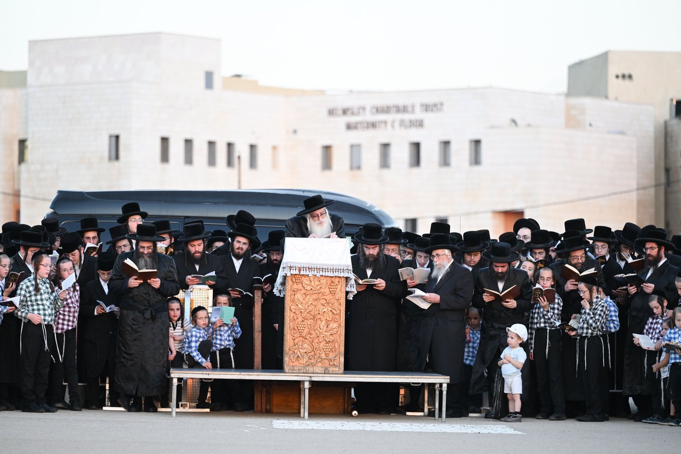 האדמו"ר מצאנז בתשליך | צילום: משה גולדשטיין