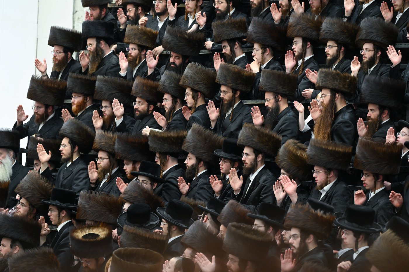 האדמו"ר מצאנז בטיש ערב יום כיפור | צילום: משה גולדשטיין