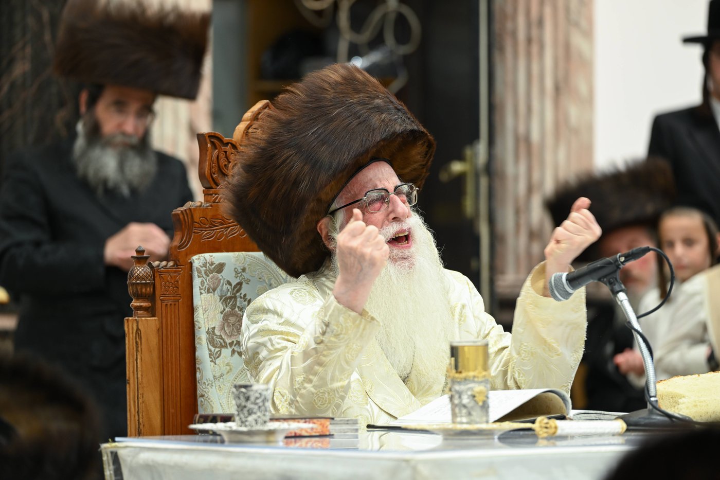 האדמו"ר מצאנז בטיש ערב יום כיפור | צילום: משה גולדשטיין