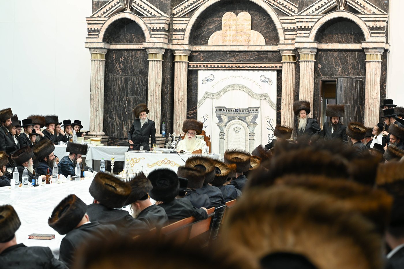 האדמו"ר מצאנז בטיש ערב יום כיפור | צילום: משה גולדשטיין