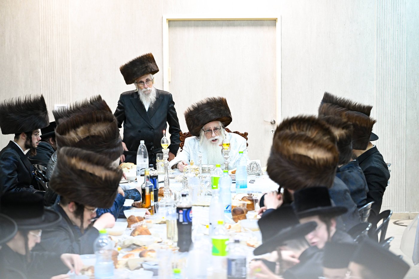 האדמו"ר מצאנז בטיש מוצאי יום כיפור | צילום: משה גולדשטיין