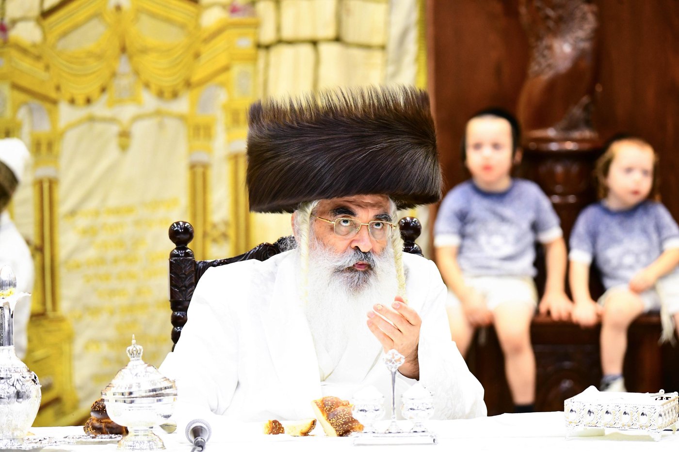 מוצאי יום הכיפורים בחצר דושינסקיא