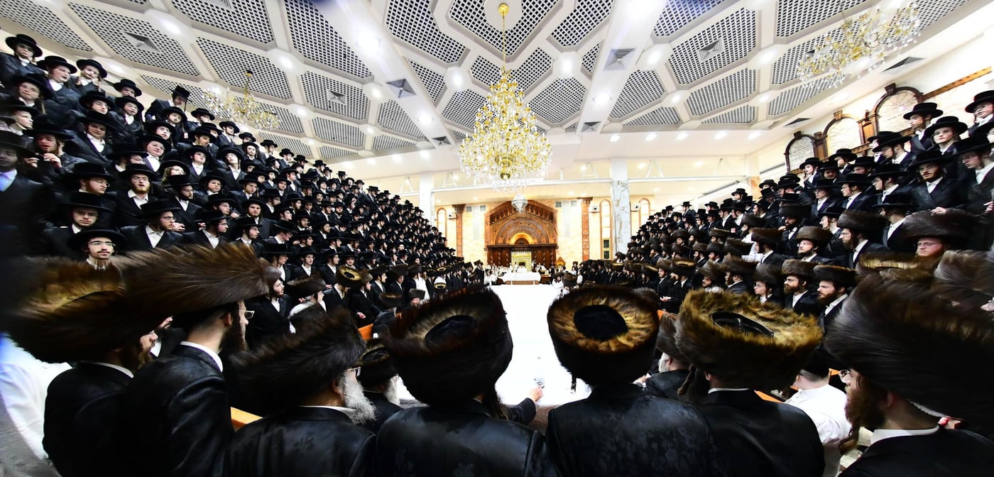 מוצאי יום הכיפורים בחצר דושינסקיא