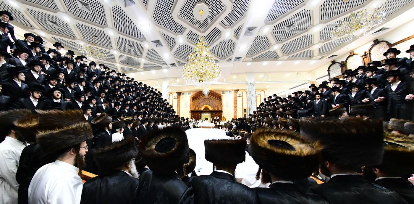 מוצאי יום הכיפורים בחצר דושינסקיא