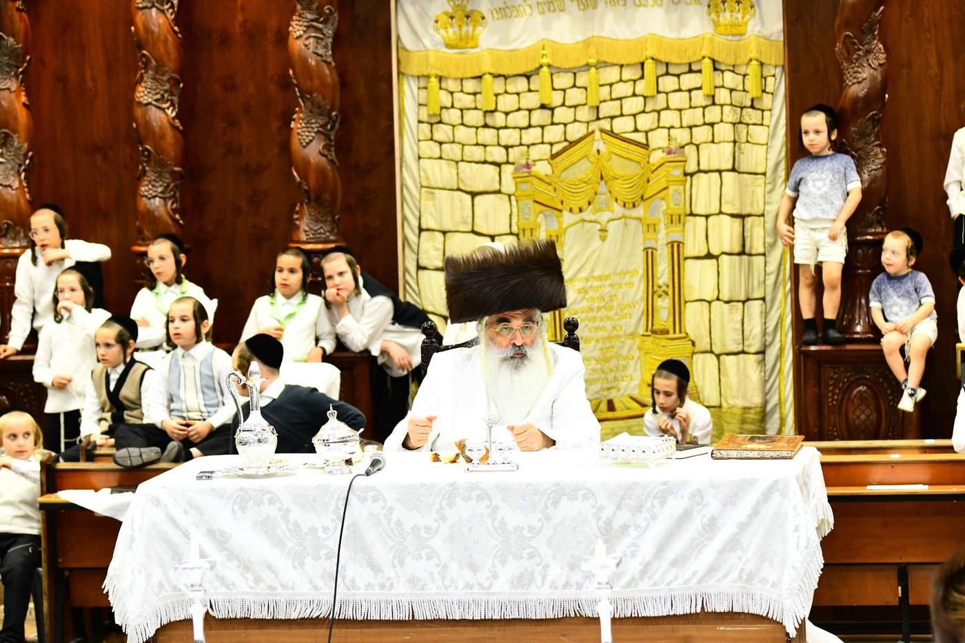 מוצאי יום הכיפורים בחצר דושינסקיא