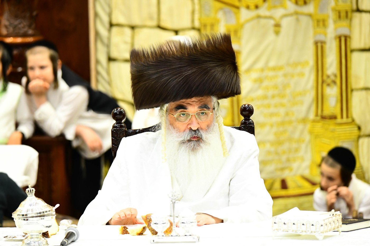 מוצאי יום הכיפורים בחצר דושינסקיא