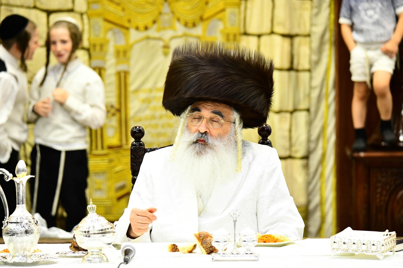 מוצאי יום הכיפורים בחצר דושינסקיא