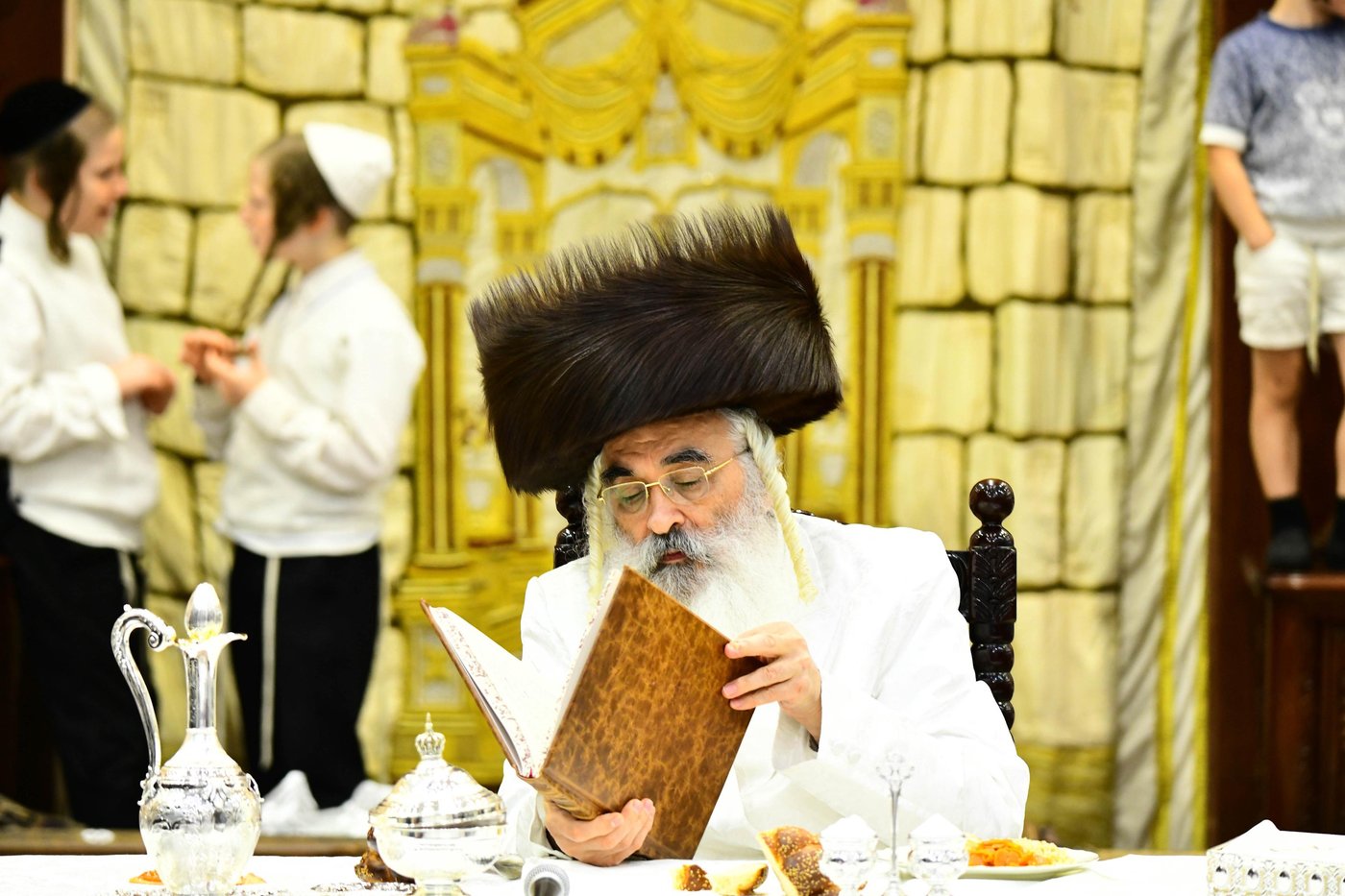 מוצאי יום הכיפורים בחצר דושינסקיא