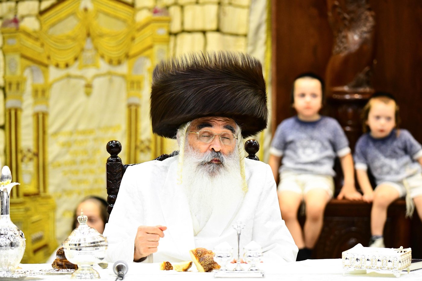 מוצאי יום הכיפורים בחצר דושינסקיא