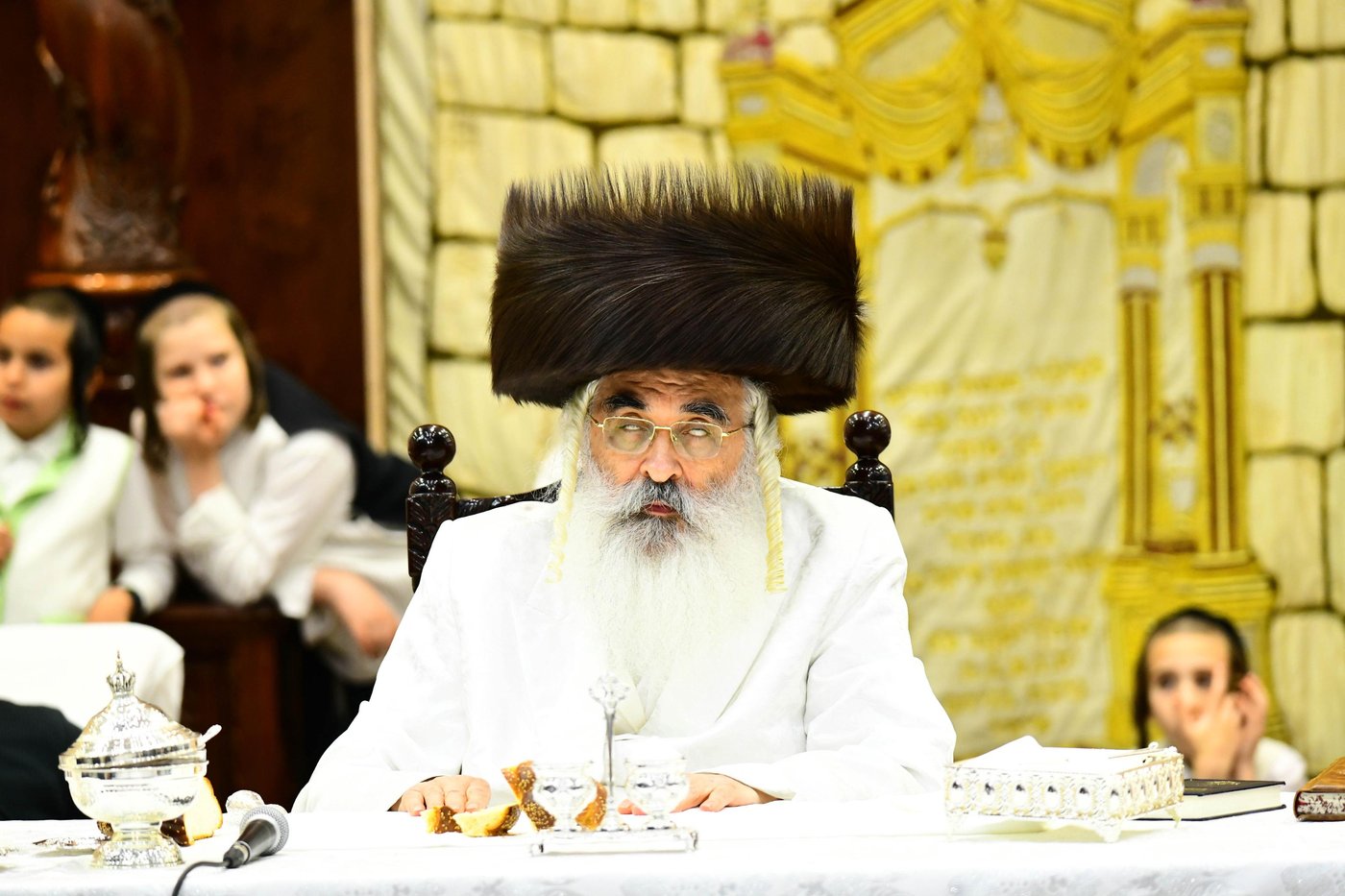 מוצאי יום הכיפורים בחצר דושינסקיא