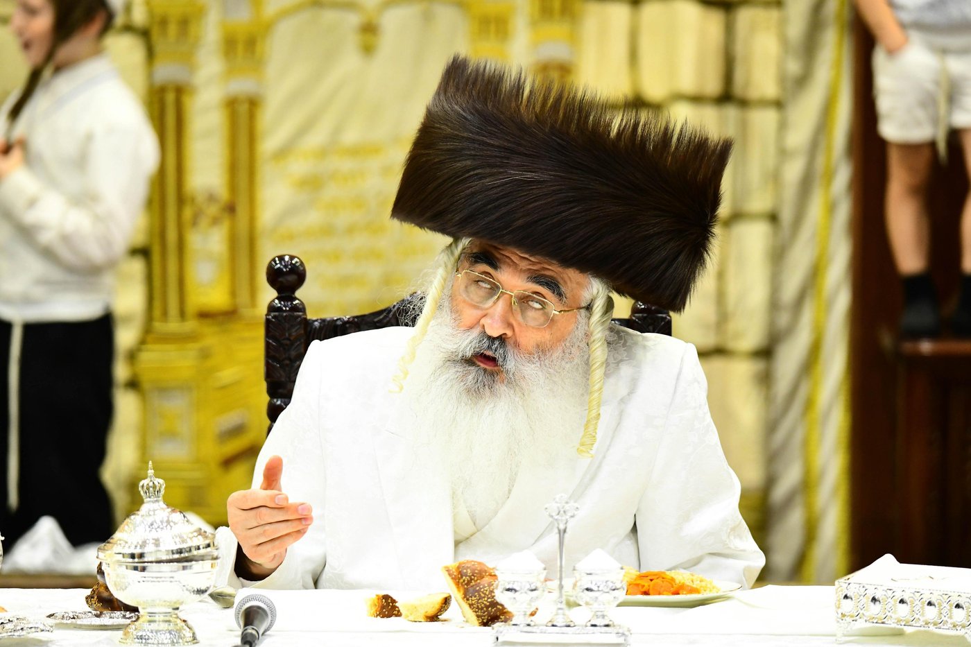מוצאי יום הכיפורים בחצר דושינסקיא
