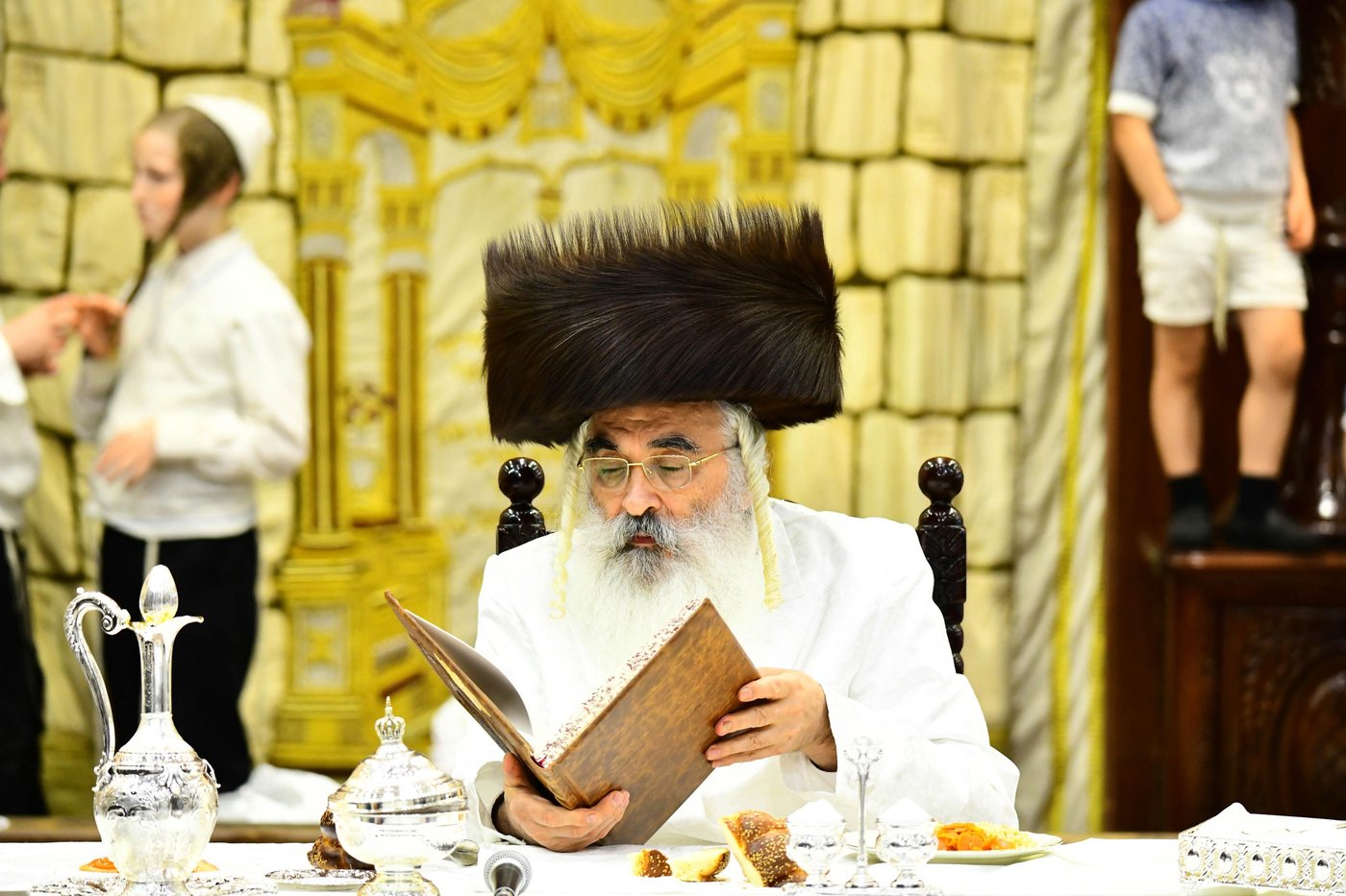 מוצאי יום הכיפורים בחצר דושינסקיא