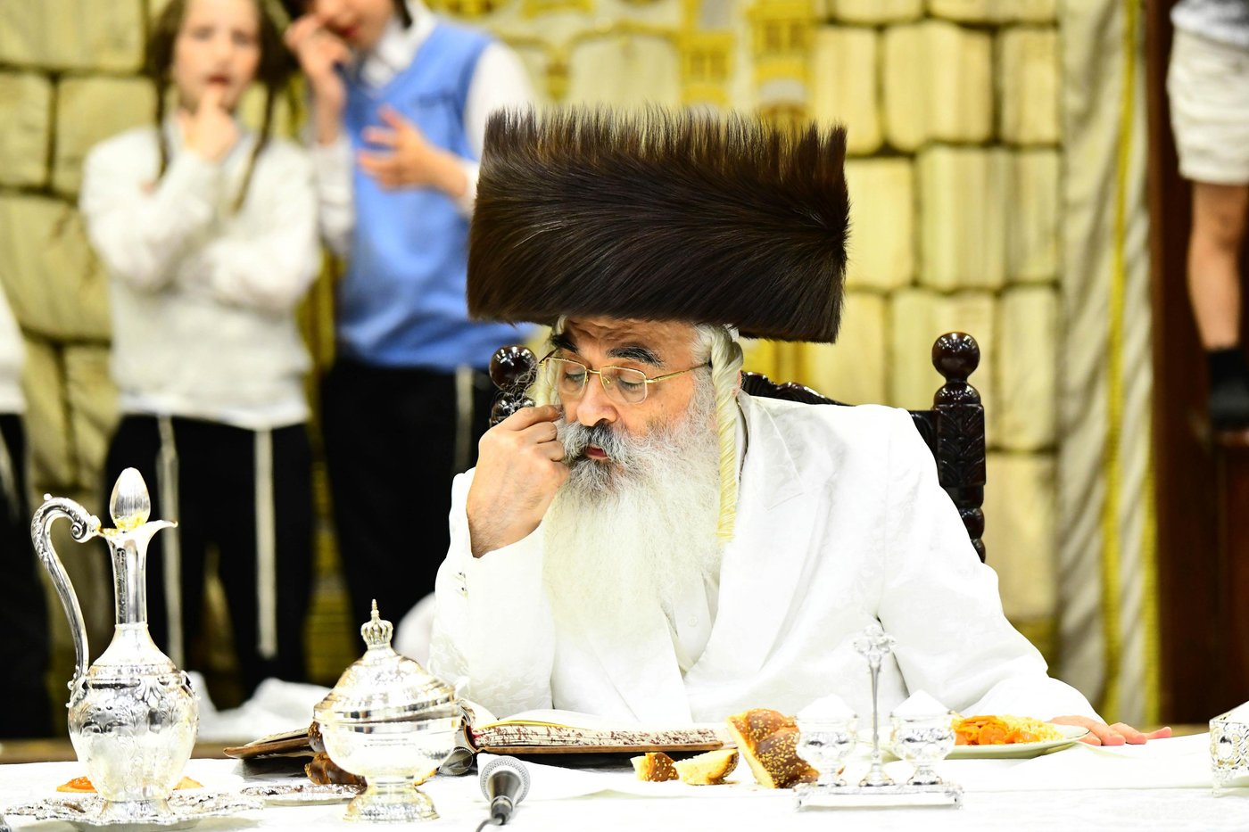 מוצאי יום הכיפורים בחצר דושינסקיא