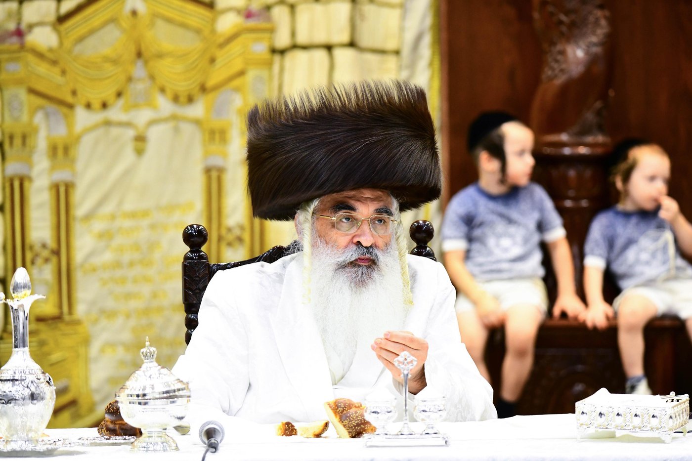 מוצאי יום הכיפורים בחצר דושינסקיא