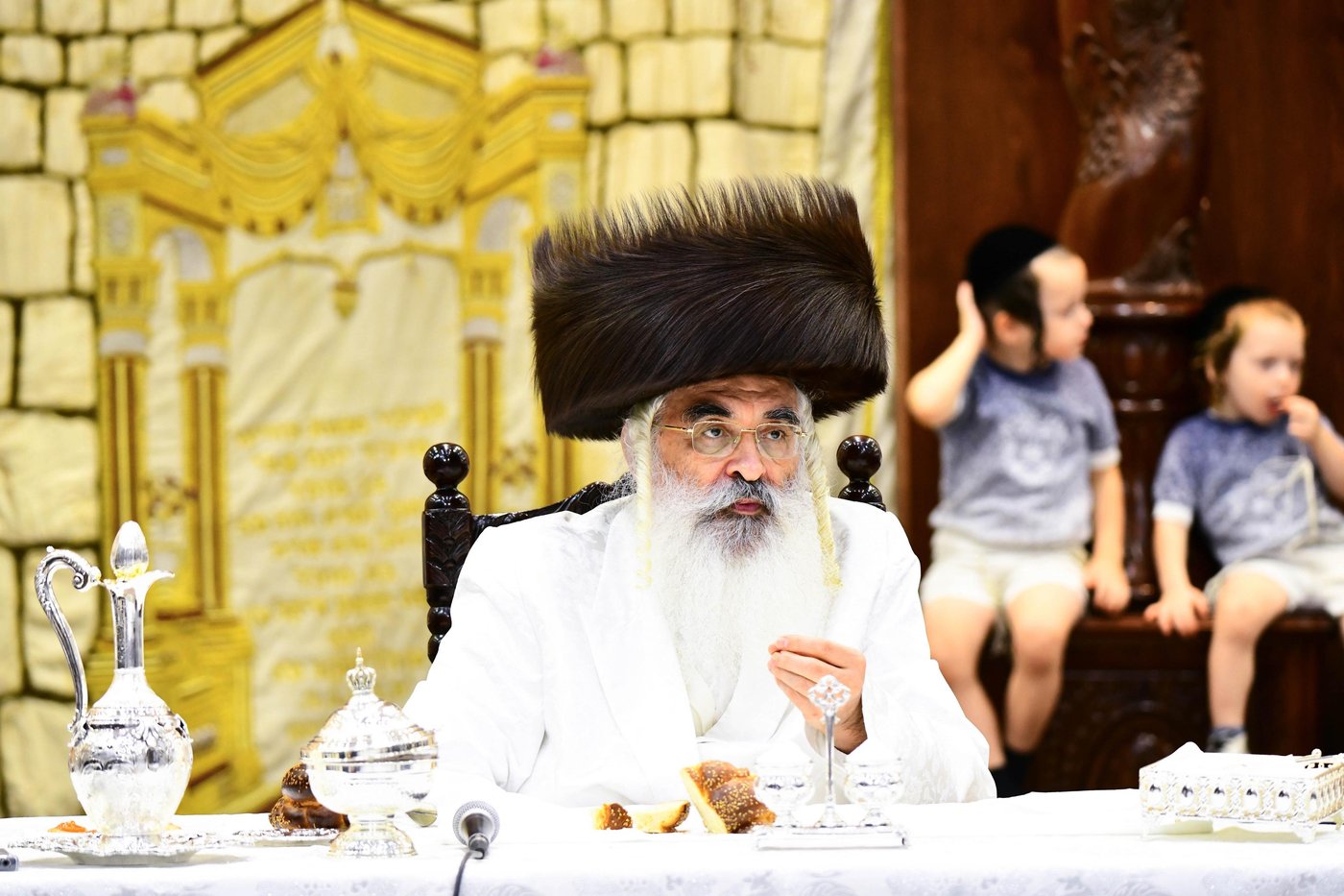 מוצאי יום הכיפורים בחצר דושינסקיא