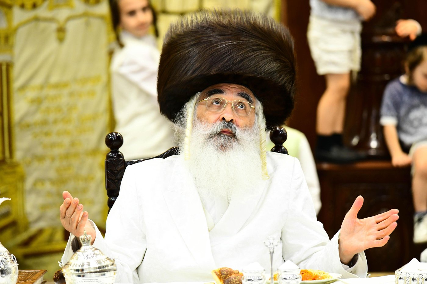 מוצאי יום הכיפורים בחצר דושינסקיא