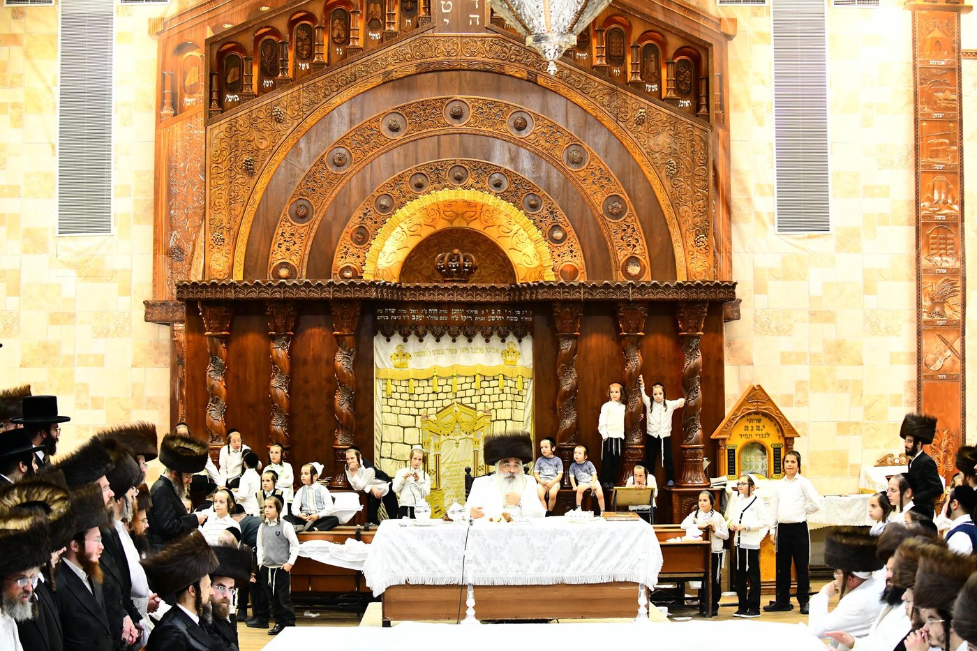 מוצאי יום הכיפורים בחצר דושינסקיא