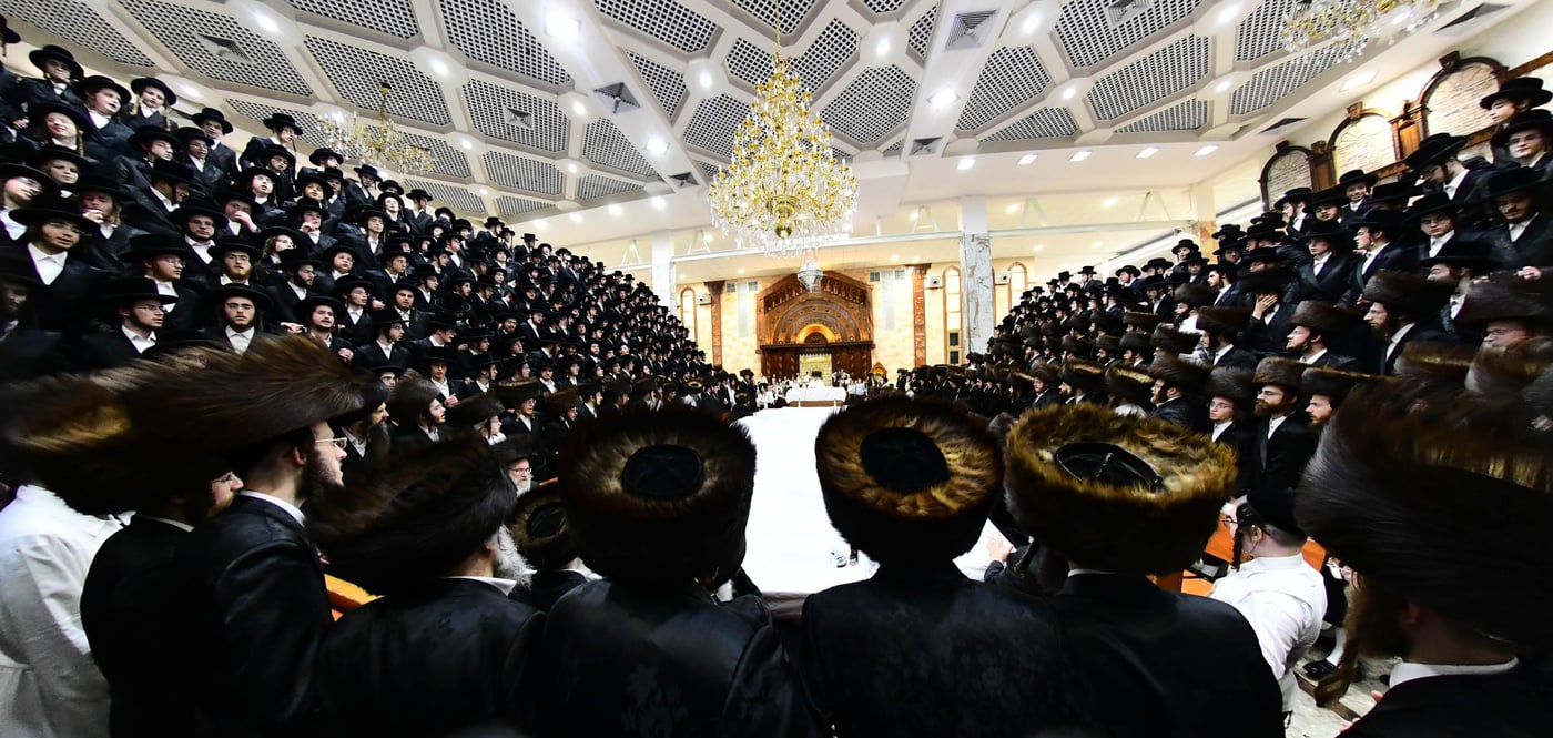 מוצאי יום הכיפורים בחצר דושינסקיא
