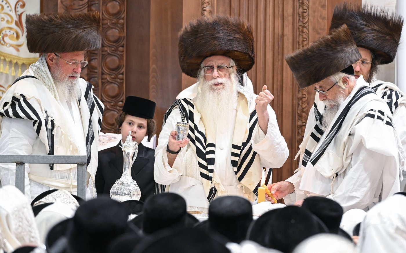 האדמו"ר מצאנז בהבדלה במוצאי יום כיפור | צילום: משה גולדשטיין
