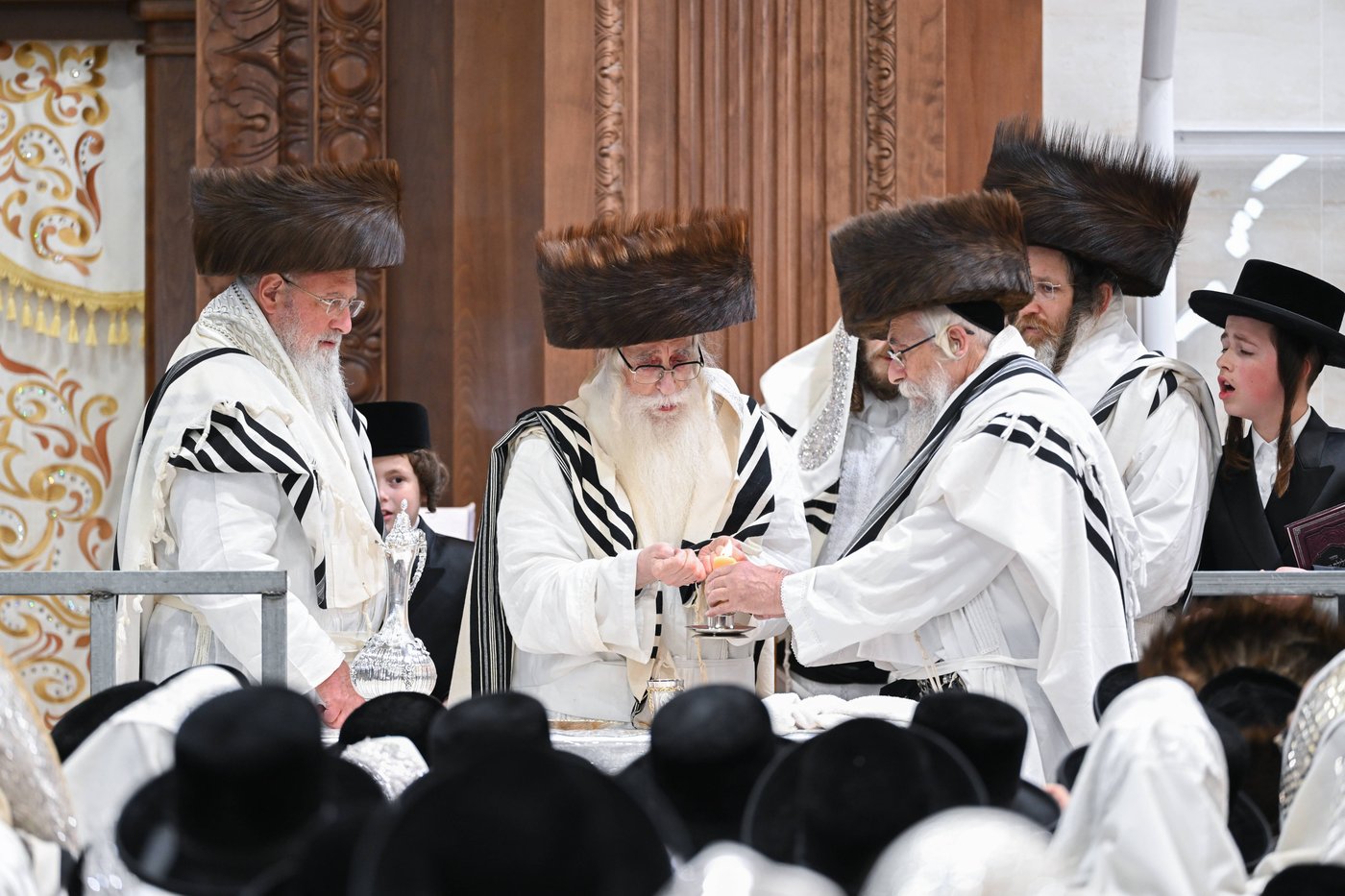 האדמו"ר מצאנז בהבדלה במוצאי יום כיפור | צילום: משה גולדשטיין