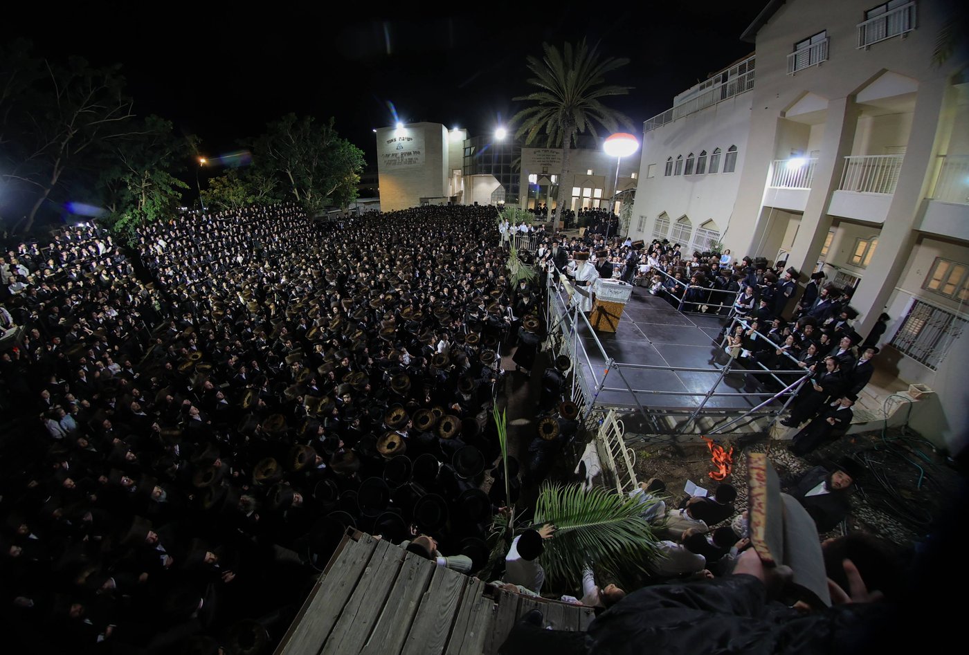 האדמו"ר מצאנז בקידוש לבנה במוצאי יום כיפור | צילום: משה גולדשטיין