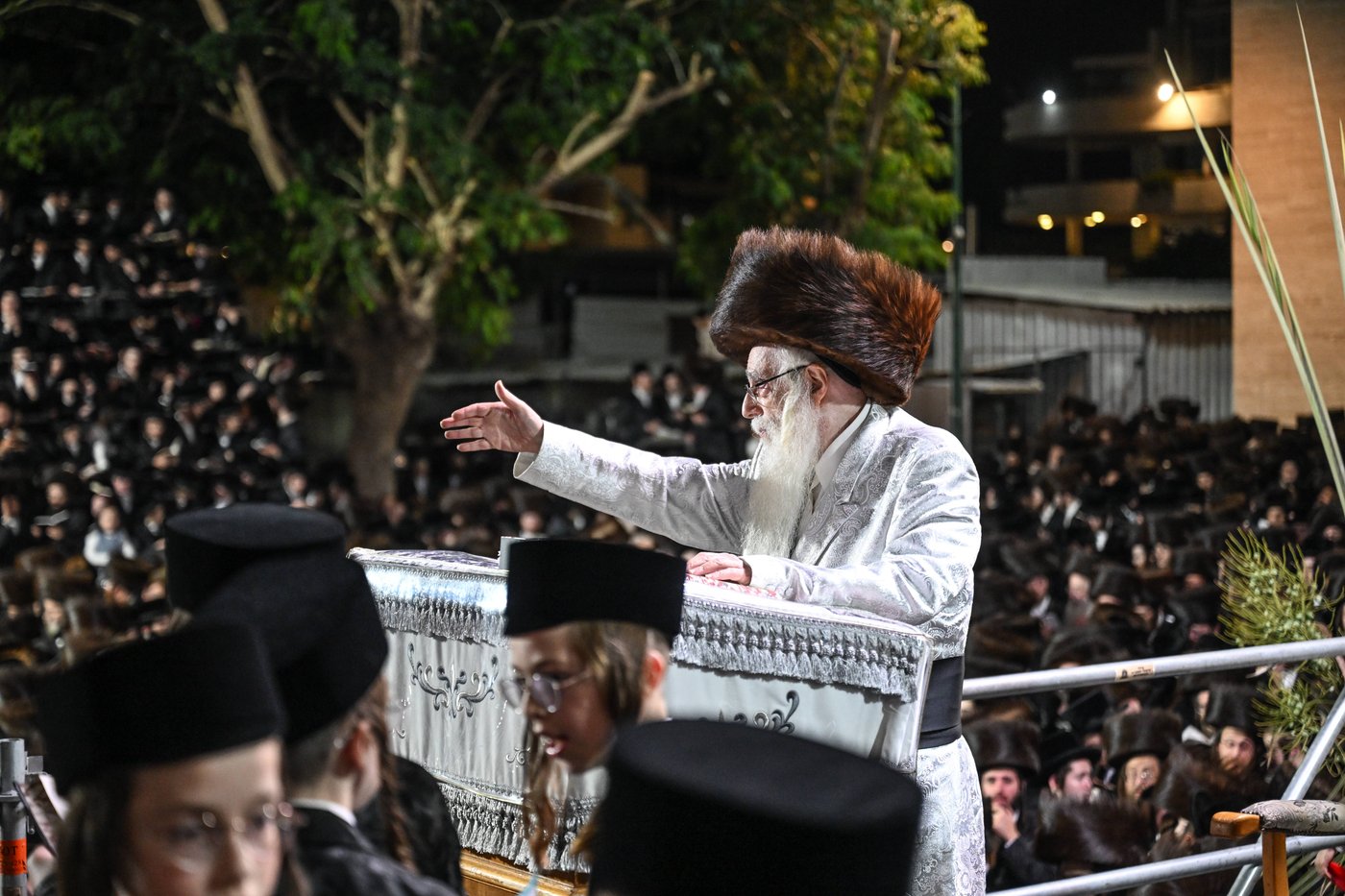 האדמו"ר מצאנז בקידוש לבנה במוצאי יום כיפור | צילום: משה גולדשטיין